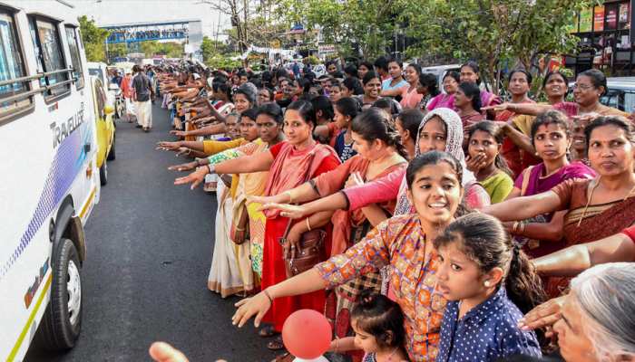 केरल में महिलाओं ने बनाई 620 Km लंबी 'वीमेन वॉल', लैंगिक समानता का दिया मैसेज केरल में महिलाओं ने बनाई 620 Km लंबी 'वीमेन वॉल', लैंगिक समानता का दिया मैसेज