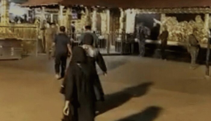 सबरीमाला मंदिर में पहली बार पूजा करने पहुंची महिलाएं, देखिए VIDEO सबरीमाला मंदिर में पहली बार पूजा करने पहुंची महिलाएं, देखिए VIDEO