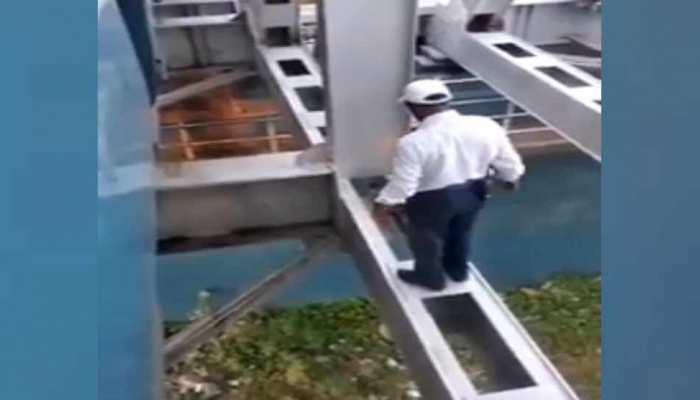 VIDEO: चेन पुलिंग से पुल पर रुकी ट्रेन, रेलवे कर्मचारी ने किया कुछ ऐसा आप भी रह जाएंगे हैरान VIDEO: चेन पुलिंग से पुल पर रुकी ट्रेन, रेलवे कर्मचारी ने किया कुछ ऐसा आप भी रह जाएंगे हैरान