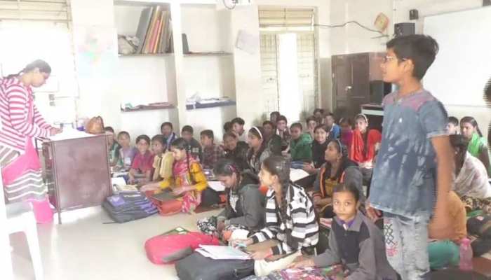 गुजरात: स्कूलों में जी सर-जी मैडम की जगह सुनाई देगी 'जय हिंद-जय भारत' की गूंज गुजरात: स्कूलों में जी सर-जी मैडम की जगह सुनाई देगी 'जय हिंद-जय भारत' की गूंज