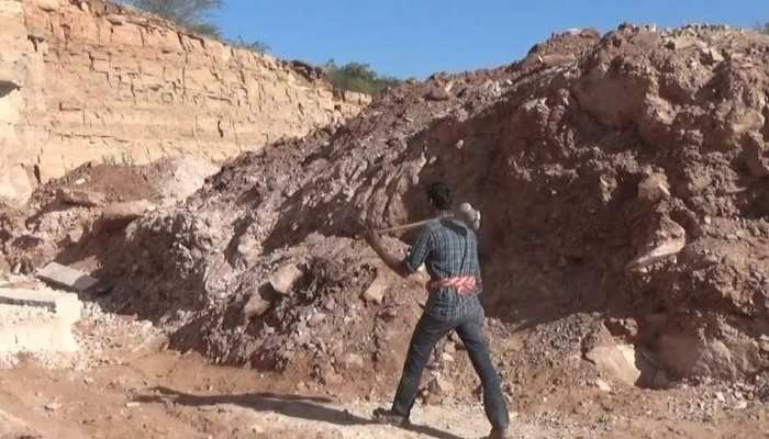 राजस्थान: पत्थर की खानें बनीं मजदूरों की कब्रगाह, अब तक 80 से ज्यादा की मौत राजस्थान: पत्थर की खानें बनीं मजदूरों की कब्रगाह, अब तक 80 से ज्यादा की मौत