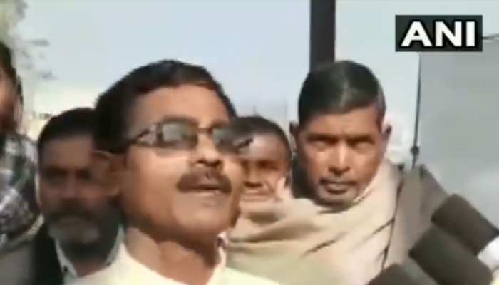 BJP विधायक के विवादित बोल, 'मंत्रालय दे दो, भारत में रहकर डरने वालों को बम से उड़ा दूंगा' BJP विधायक के विवादित बोल, 'मंत्रालय दे दो, भारत में रहकर डरने वालों को बम से उड़ा दूंगा'