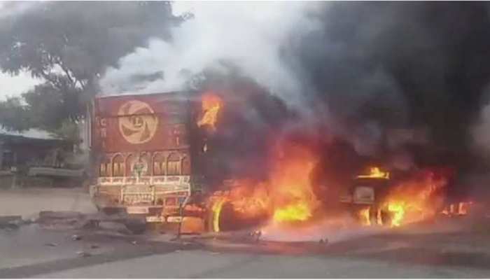 अमेरिका में ट्रक और यात्री वाहन में टक्कर, 7 की मौत अमेरिका में ट्रक और यात्री वाहन में टक्कर, 7 की मौत