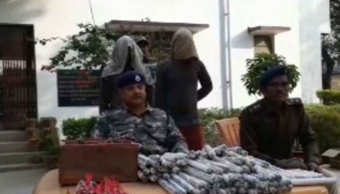 दुमका: अवैध पत्थर खनन को लेकर पुलिस की बड़ी कार्रवाई, दो गिरफ्तार दुमका: अवैध पत्थर खनन को लेकर पुलिस की बड़ी कार्रवाई, दो गिरफ्तार