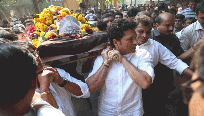 राजकीय सम्मान से आचरेकर का अंतिम संस्कार न होने पर भड़के संजय राउत, तेंदुलकर से कहा... राजकीय सम्मान से आचरेकर का अंतिम संस्कार न होने पर भड़के संजय राउत, तेंदुलकर से कहा...