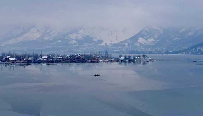 भीषण बर्फबारी से थम गया कश्मीर, कई इलाकों में बिजली गुल भीषण बर्फबारी से थम गया कश्मीर, कई इलाकों में बिजली गुल
