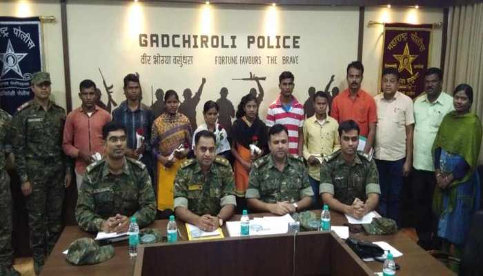 महाराष्ट्र: 31 लाख इनामी सात नक्सलियों ने गढ़चिरौली में किया आत्मसमर्पण महाराष्ट्र: 31 लाख इनामी सात नक्सलियों ने गढ़चिरौली में किया आत्मसमर्पण