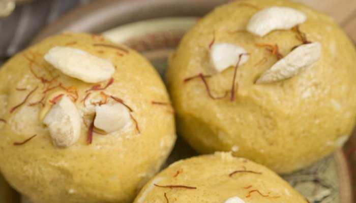 Winter Special: उड़द दाल की पिन्नी से करिए दिन की शुरुआत, शरीर में बढ़ेगी ताकत Winter Special: उड़द दाल की पिन्नी से करिए दिन की शुरुआत, शरीर में बढ़ेगी ताकत