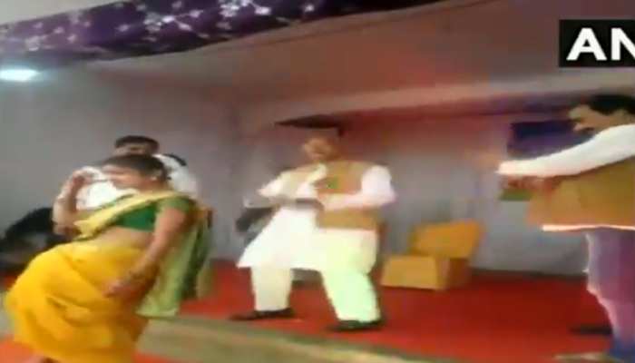 Video: जब कार्यक्रम में बजा 'लड़की आंख मारे'... मंच पर स्कूली छात्राओं संग सांसद ने ऐसे लगाए ठुमके Video: जब कार्यक्रम में बजा 'लड़की आंख मारे'... मंच पर स्कूली छात्राओं संग सांसद ने ऐसे लगाए ठुमके