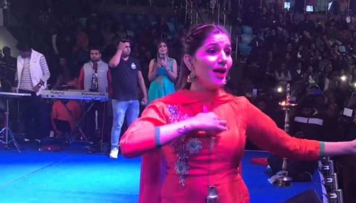 Video : सपना चौधरी के ठुमकों से झूम उठा दिल्ली का तालकटोरा स्टेडियम, लोग बोले- 'सुपर डांस' Video : सपना चौधरी के ठुमकों से झूम उठा दिल्ली का तालकटोरा स्टेडियम, लोग बोले- 'सुपर डांस'