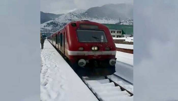 कश्मीर में बर्फबारी भी नहीं लगा पाई ट्रेन के पहियों पर ब्रेक, बर्फ से ढंके ट्रेक पर दौड़ी एक्सप्रेस कश्मीर में बर्फबारी भी नहीं लगा पाई ट्रेन के पहियों पर ब्रेक, बर्फ से ढंके ट्रेक पर दौड़ी एक्सप्रेस