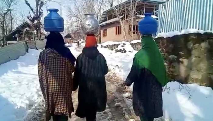 कश्मीर में बर्फबारी के कारण पानी को भी तरसे लोग, महिलाओं को मीलों चलना पड़ रहा पैदल कश्मीर में बर्फबारी के कारण पानी को भी तरसे लोग, महिलाओं को मीलों चलना पड़ रहा पैदल