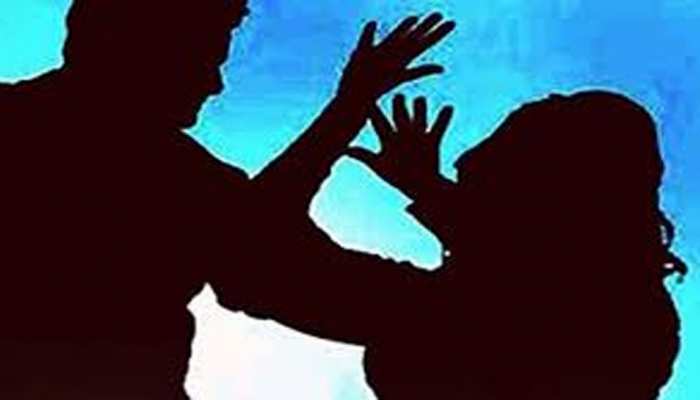 बीते साल हर दिन पांच महिलाओं का बलात्कार हुआ : दिल्ली पुलिस बीते साल हर दिन पांच महिलाओं का बलात्कार हुआ : दिल्ली पुलिस