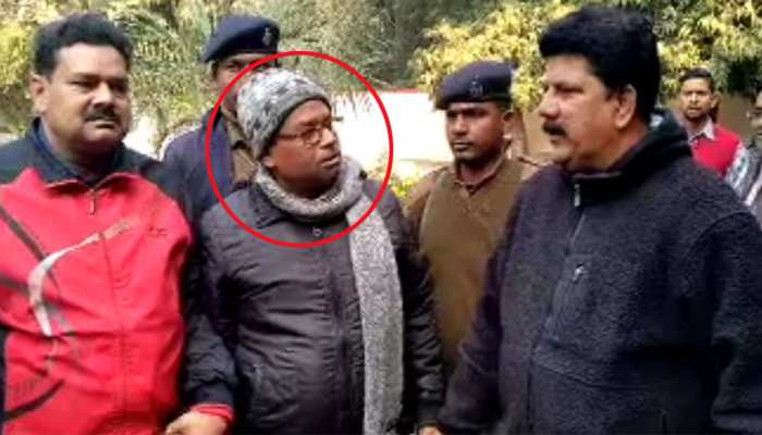 जमुईः विजिलेंस टीम की कार्रवाई, प्रखंड शिक्षा पदाधिकारी को रिश्वत लेते रंगे हाथ पकड़ा जमुईः विजिलेंस टीम की कार्रवाई, प्रखंड शिक्षा पदाधिकारी को रिश्वत लेते रंगे हाथ पकड़ा