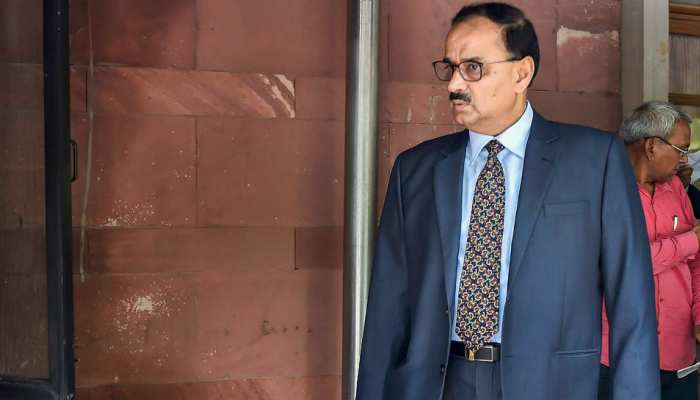 CBI निदेशक आलोक वर्मा पर फैसले के लिए पीएम के नेतृत्व वाले पैनल की दूसरी बार बैठक CBI निदेशक आलोक वर्मा पर फैसले के लिए पीएम के नेतृत्व वाले पैनल की दूसरी बार बैठक