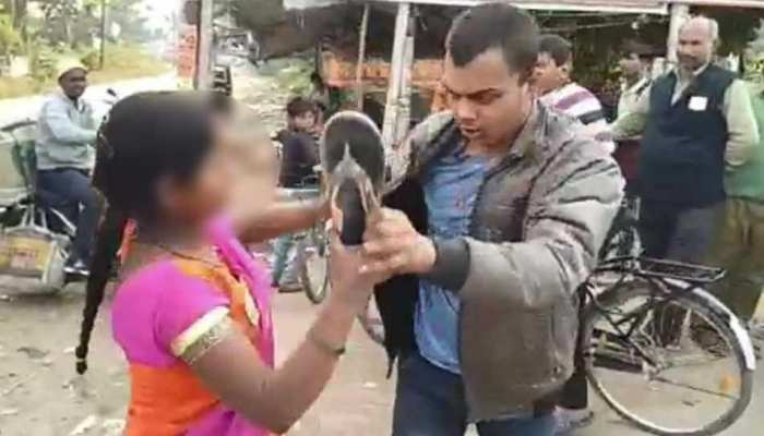 VIDEO: सड़क पर मनचले ने महिला से कहा कुछ ऐसा... हो गई चप्पलों से पिटाई VIDEO: सड़क पर मनचले ने महिला से कहा कुछ ऐसा... हो गई चप्पलों से पिटाई