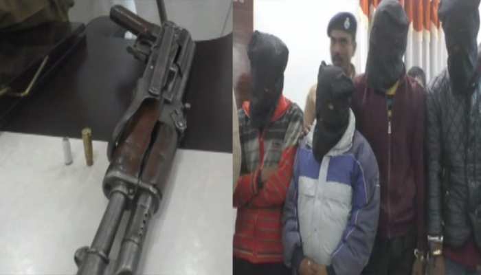 बिहार में अब एके-47 के बाद एके-56 बरामद, छापेमारी के दौरान हथियार के साथ 4 गिरफ्तार बिहार में अब एके-47 के बाद एके-56 बरामद, छापेमारी के दौरान हथियार के साथ 4 गिरफ्तार