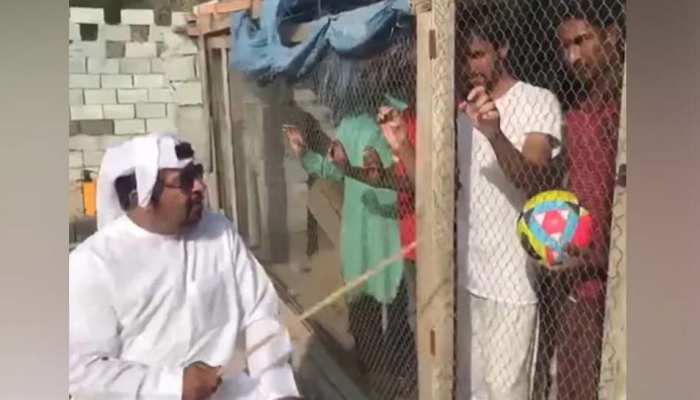 VIDEO: भारत की फुटबॉल टीम का समर्थन कर रहे थे लोग, शेख ने कर दिया पिंजड़े में बंद VIDEO: भारत की फुटबॉल टीम का समर्थन कर रहे थे लोग, शेख ने कर दिया पिंजड़े में बंद
