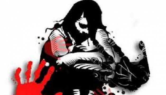 ठाणे में नाबालिग से बलात्कार के आरोप में तीन गिरफ्तार, एक आरोपी फरार ठाणे में नाबालिग से बलात्कार के आरोप में तीन गिरफ्तार, एक आरोपी फरार
