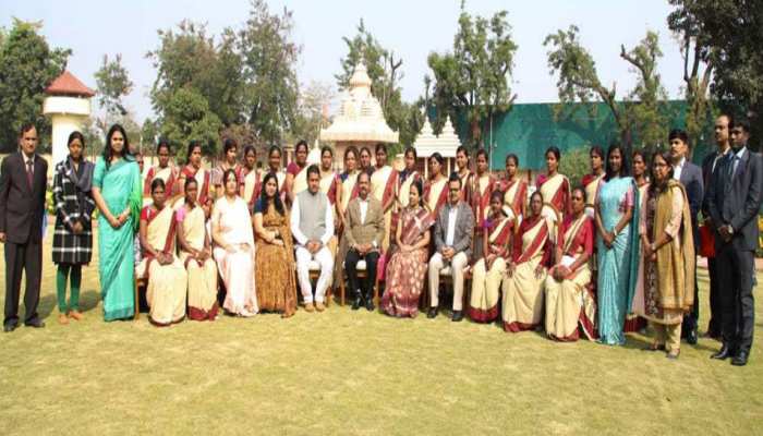सीएम रघुवर दास ने 24 महिला किसानों को भेजा इजराइल, सीखेंगी कृषि तकनीक सीएम रघुवर दास ने 24 महिला किसानों को भेजा इजराइल, सीखेंगी कृषि तकनीक
