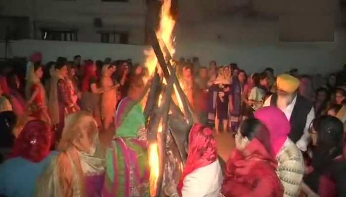 VIDEO: सीएम जयराम का नृत्य, लड़कियों ने किया गिद्धा; पंजाब-हिमाचल में मना लोहड़ी का जश्न VIDEO: सीएम जयराम का नृत्य, लड़कियों ने किया गिद्धा; पंजाब-हिमाचल में मना लोहड़ी का जश्न
