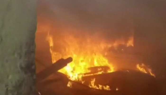 छपरा: अलाव जलाने से 6 झोपड़ियों में लगी भीषण आग, सभी जलकर हुए राख छपरा: अलाव जलाने से 6 झोपड़ियों में लगी भीषण आग, सभी जलकर हुए राख