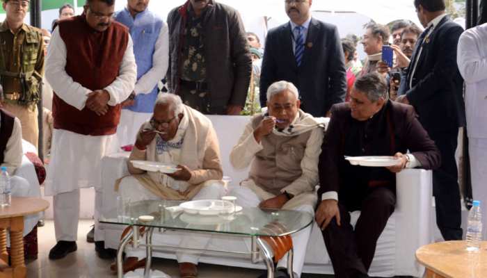 पटना: चूड़ा-दही के भोज में शामिल हुए नीतीश कुमार, एलजेपी ने किया कार्यक्रम का आयोजन पटना: चूड़ा-दही के भोज में शामिल हुए नीतीश कुमार, एलजेपी ने किया कार्यक्रम का आयोजन