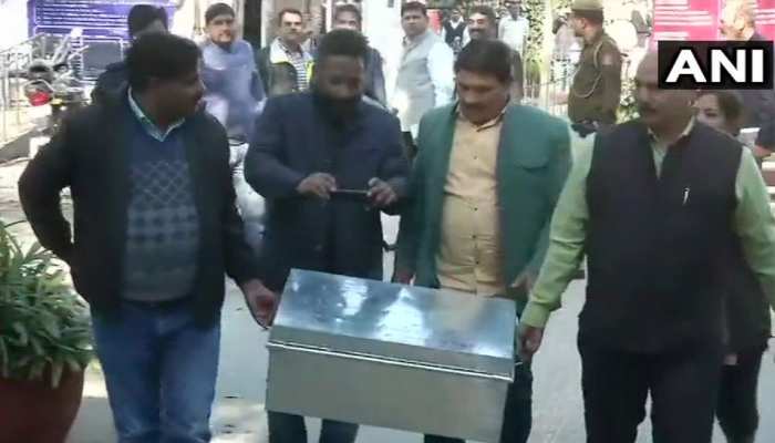 JNU देशद्रोह केस: दिल्ली पुलिस ने दाखिल की 1200 पेज की चार्जशीट, कन्हैया कुमार ने कही ये बात JNU देशद्रोह केस: दिल्ली पुलिस ने दाखिल की 1200 पेज की चार्जशीट, कन्हैया कुमार ने कही ये बात