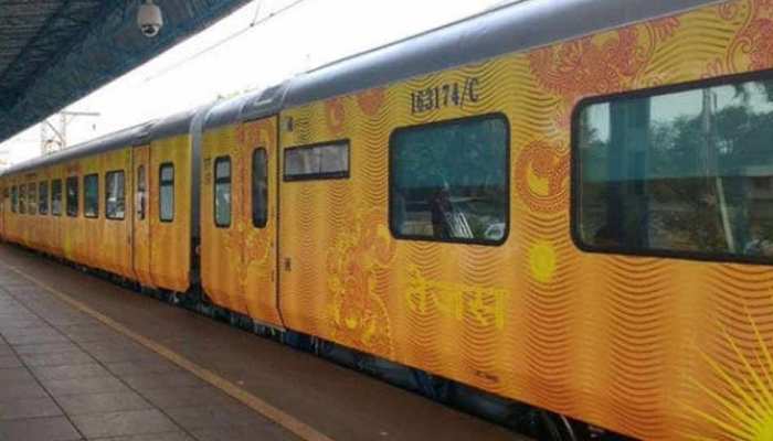 रेल की पटरी पर काम कर रहे थे तीन मजदूर और सामने से आ गई तेजस एक्सप्रेस, फिर... रेल की पटरी पर काम कर रहे थे तीन मजदूर और सामने से आ गई तेजस एक्सप्रेस, फिर...