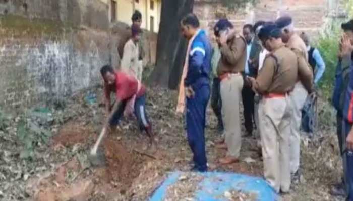 प्रेम प्रसंग में युवक ने कर दी लड़की और प्रेमी की हत्या, शव को कब्रिस्तान में दफनाया प्रेम प्रसंग में युवक ने कर दी लड़की और प्रेमी की हत्या, शव को कब्रिस्तान में दफनाया