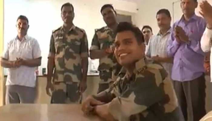 VIDEO: जब बीएसएफ जवान ने गाया संदेसे आते है...आवाज सुन आप भी हो जाएंगे भावुक VIDEO: जब बीएसएफ जवान ने गाया संदेसे आते है...आवाज सुन आप भी हो जाएंगे भावुक