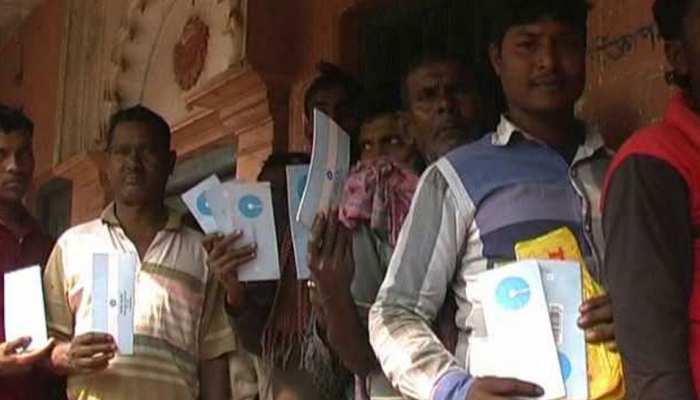 यहां लोगों के खाते में फिर आए 25-25 हजार, MLA ने कहा- 'मोदी जी ने भिजवाए' यहां लोगों के खाते में फिर आए 25-25 हजार, MLA ने कहा- 'मोदी जी ने भिजवाए'