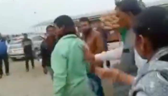 Video: सरकारी कर्मचारी को गाली देते कैमरे में कैद हुईं BSP MLA, बोलीं- जरूरत पड़ने पर मारूंगी भी Video: सरकारी कर्मचारी को गाली देते कैमरे में कैद हुईं BSP MLA, बोलीं- जरूरत पड़ने पर मारूंगी भी