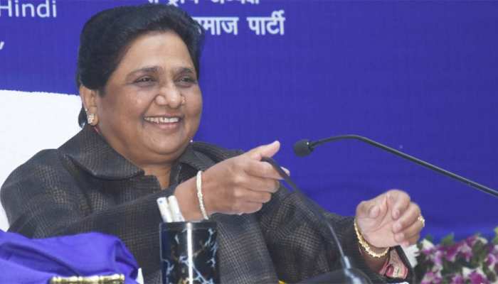 VIDEO: मायावती के जन्मदिन पर कार्यकर्ताओं के लिए आया केक, लोगों के हाथ लगा तो लूट लिया VIDEO: मायावती के जन्मदिन पर कार्यकर्ताओं के लिए आया केक, लोगों के हाथ लगा तो लूट लिया