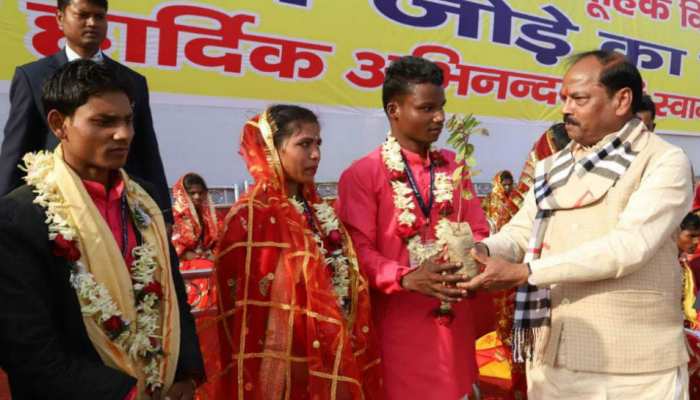 धनबाद: सामूहिक विवाह में शामिल हुए रघुवर दास, नव विवाहित जोड़ों को दिया आर्शीवाद धनबाद: सामूहिक विवाह में शामिल हुए रघुवर दास, नव विवाहित जोड़ों को दिया आर्शीवाद
