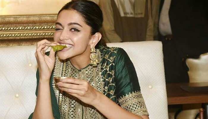 दीपिका पादुकोण लाइन में लग कर खाती हैं 'गोलगप्पे', खाना बनाने में हैं एक्सपर्ट दीपिका पादुकोण लाइन में लग कर खाती हैं 'गोलगप्पे', खाना बनाने में हैं एक्सपर्ट