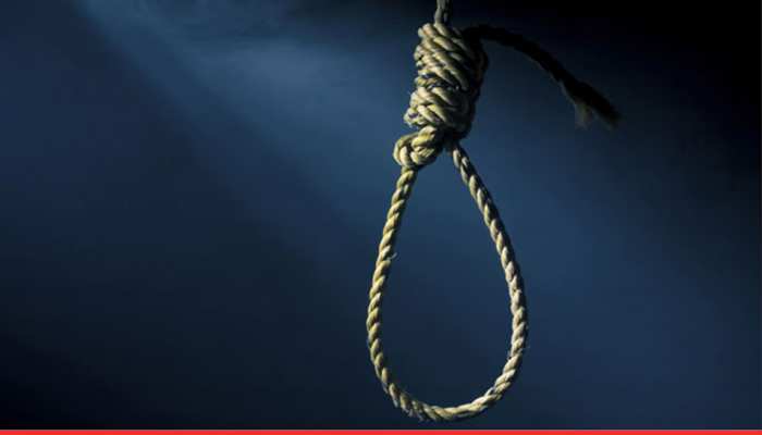 मोबाइल से दिनभर बनाती थी वीडियो, मां ने डांटा तो 14 साल की लड़की ने दे दी जान मोबाइल से दिनभर बनाती थी वीडियो, मां ने डांटा तो 14 साल की लड़की ने दे दी जान