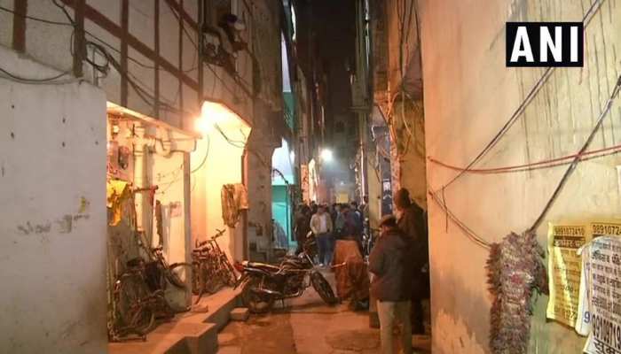 दिल्ली: मामूली झगड़े के बाद पड़ोसी ने किया महिला का मर्डर, पति और बेटे को भी किया घायल दिल्ली: मामूली झगड़े के बाद पड़ोसी ने किया महिला का मर्डर, पति और बेटे को भी किया घायल
