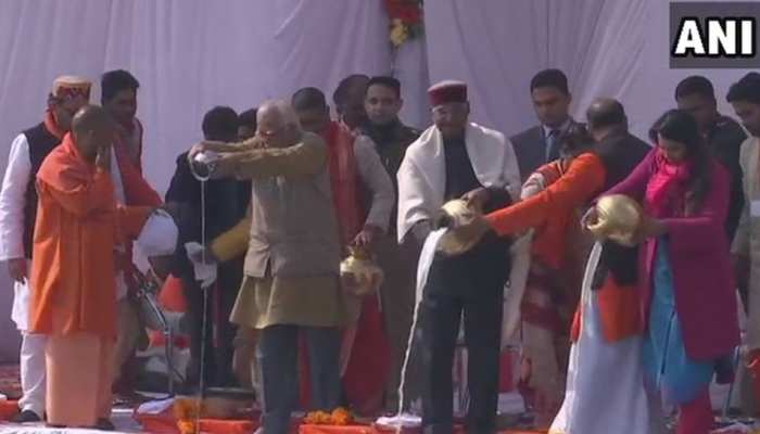 पत्नी के साथ कुंभ में पहुंचे राष्ट्रपति रामनाथ कोविंद, किया गंगा पूजन पत्नी के साथ कुंभ में पहुंचे राष्ट्रपति रामनाथ कोविंद, किया गंगा पूजन