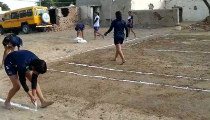 राजस्थान: फिल्म 'दंगल' की छोरियों से कम नहीं हैं ये बेटियां, कबड्डी में कमा रही हैं नाम राजस्थान: फिल्म 'दंगल' की छोरियों से कम नहीं हैं ये बेटियां, कबड्डी में कमा रही हैं नाम