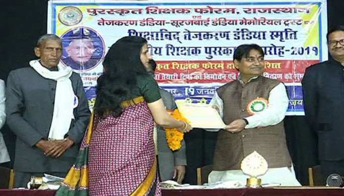 जयपुर: शिक्षा मंत्री गोविंद सिंह डोटासरा ने किया 23 शिक्षकों को सम्मानित जयपुर: शिक्षा मंत्री गोविंद सिंह डोटासरा ने किया 23 शिक्षकों को सम्मानित