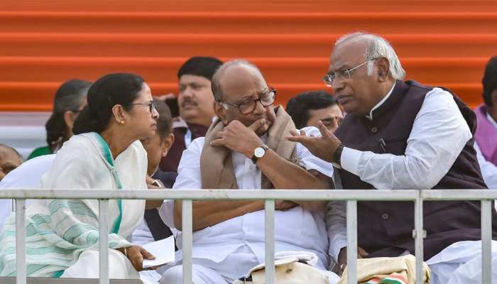 विपक्ष को नहीं EVM पर भरोसा, ये 4 नेता चुनाव से पहले फिर पहुंचेंगे इलेक्शन कमीशन की चौखट पर विपक्ष को नहीं EVM पर भरोसा, ये 4 नेता चुनाव से पहले फिर पहुंचेंगे इलेक्शन कमीशन की चौखट पर