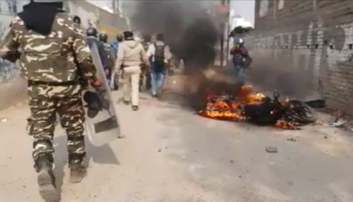 पटना : जमीन खाली कराने के दौरान हंगामा, पथराव में 12 पुलिसकर्मी चोटिल पटना : जमीन खाली कराने के दौरान हंगामा, पथराव में 12 पुलिसकर्मी चोटिल