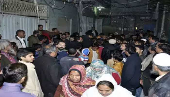 पाकिस्तान में पुलिस ‘मुठभेड़’ में दंपती, बेटी के मारे जाने के खिलाफ प्रदर्शन पाकिस्तान में पुलिस ‘मुठभेड़’ में दंपती, बेटी के मारे जाने के खिलाफ प्रदर्शन
