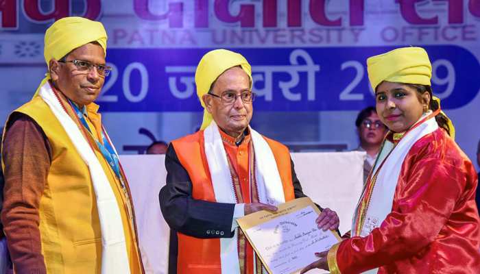 पटना यूनिवर्सिटी के दीक्षांत समारोह में शामिल हुए प्रणब मुखर्जी, छात्रों को दी गई डिग्री पटना यूनिवर्सिटी के दीक्षांत समारोह में शामिल हुए प्रणब मुखर्जी, छात्रों को दी गई डिग्री