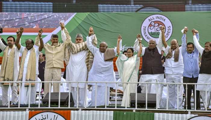 शिवसेना और कांग्रेस का दावा: विपक्ष की एकजुटता देख कर प्रधानमंत्री मोदी घबरा गए शिवसेना और कांग्रेस का दावा: विपक्ष की एकजुटता देख कर प्रधानमंत्री मोदी घबरा गए