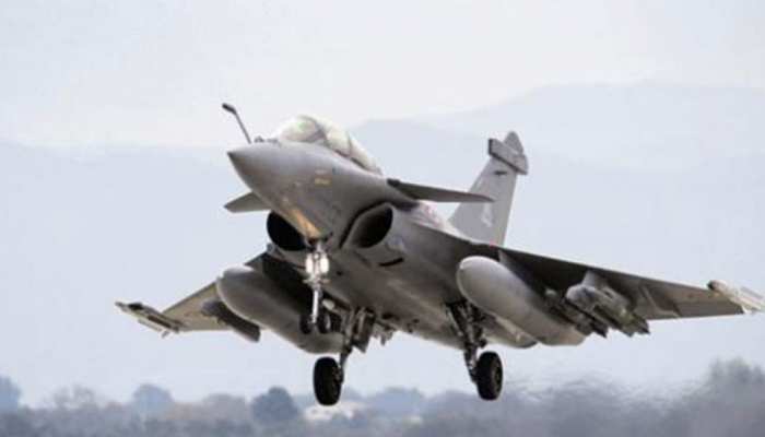 राफेल थीम पर सूरत के दंपति ने छपवाया शादी का कार्ड, PM मोदी ने सराहना की राफेल थीम पर सूरत के दंपति ने छपवाया शादी का कार्ड, PM मोदी ने सराहना की