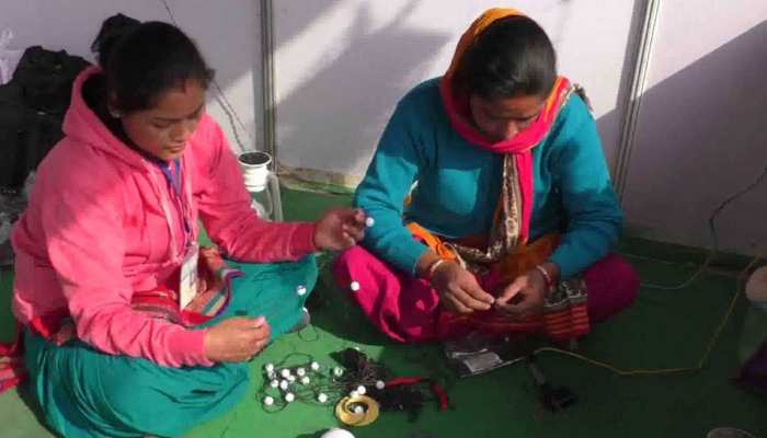 बड़ी कंपनियों को टक्कर दे रही हैं इस गांव की महिलाएं, चूल्हा-चौका के साथ जगमगा रही हैं रोशनी बड़ी कंपनियों को टक्कर दे रही हैं इस गांव की महिलाएं, चूल्हा-चौका के साथ जगमगा रही हैं रोशनी