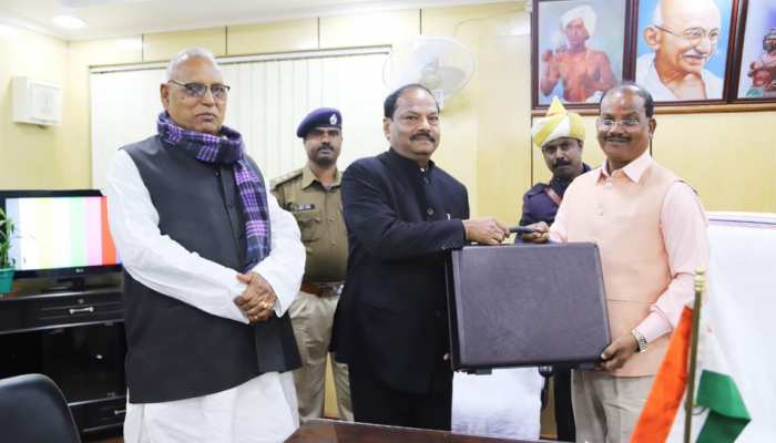 झारखंड : 85 हजार करोड़ का बजट पेश, रघुवर दास ने किसानों के लिए खोला पिटारा झारखंड : 85 हजार करोड़ का बजट पेश, रघुवर दास ने किसानों के लिए खोला पिटारा