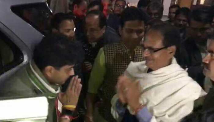 मध्य प्रदेशः अचानक शिवराज से मिलने पहुंचे सिंधिया, बंद कमरे 45 मिनट तक चली चर्चा मध्य प्रदेशः अचानक शिवराज से मिलने पहुंचे सिंधिया, बंद कमरे 45 मिनट तक चली चर्चा